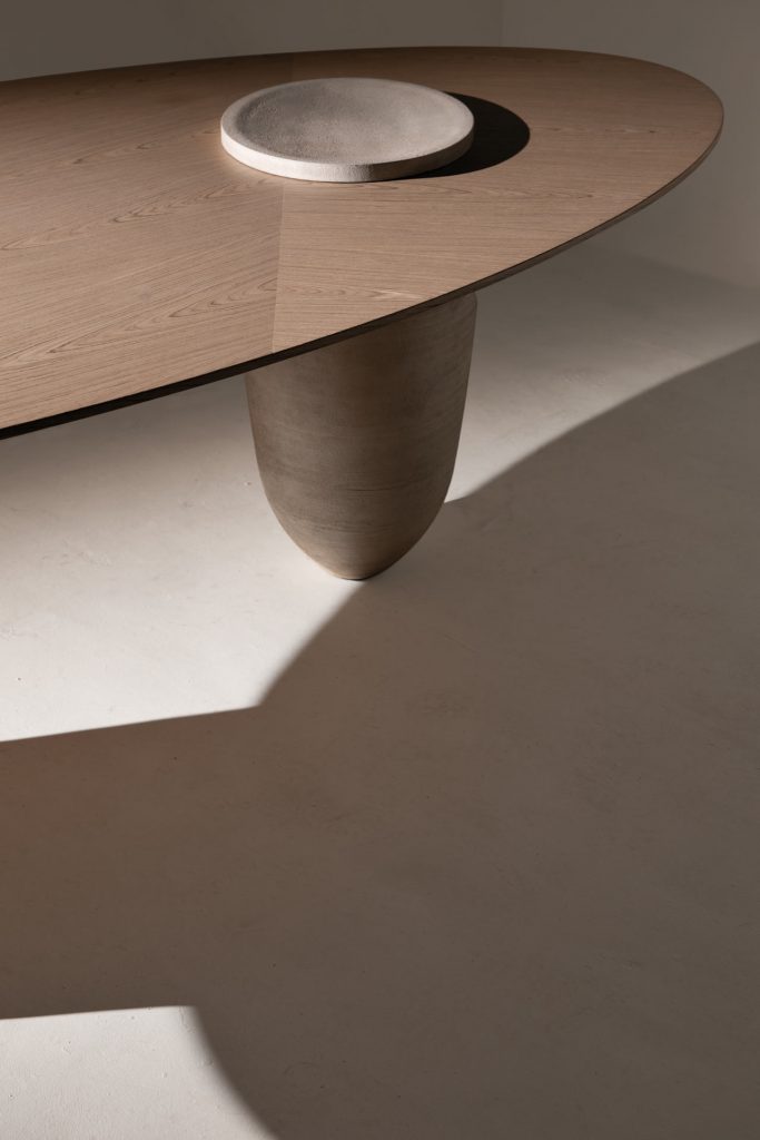 Mesa de diseño minimalista inspirada en el minimalismo japonés. Camino Sereno.
